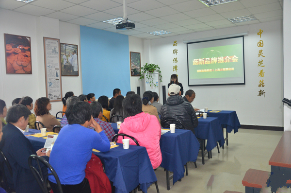 大漢工作人員向康復(fù)大隊(duì)人員普及康復(fù)知識(shí) 正確認(rèn)識(shí)破壁靈芝孢子粉